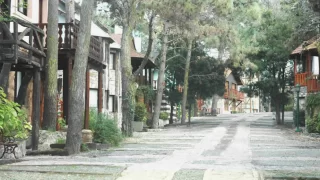 Calle interna Cabañas Alpinas Cariló