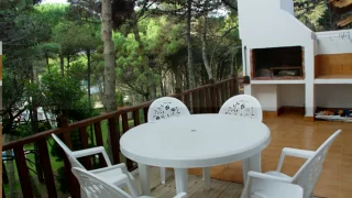 Balcón y parrilla Aparts para 2 a 4 personas, Cabañas Alpinas, Cariló