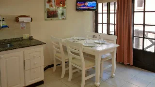 Comedor Apartamento Bosque - 1 dormitorio jardin interno, Las Hadas, Cariló