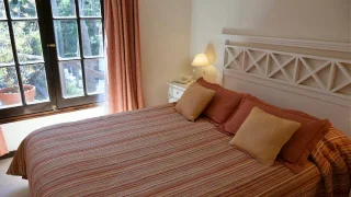Dormitorio principal Apartamento Bosque - 1 dormitorio jardin interno, Las Hadas, Cariló