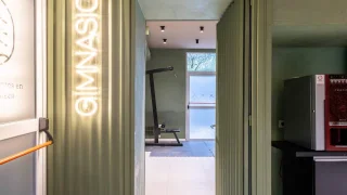 Entrada gimnasio Suite House Cariló